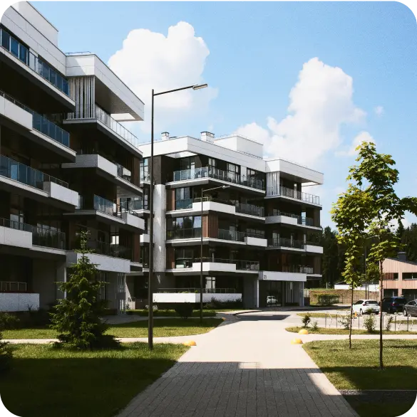 Yeşillikler içinde modern konut binaları