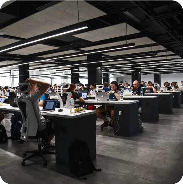 Açık ofis ortamında çalışan insanlar