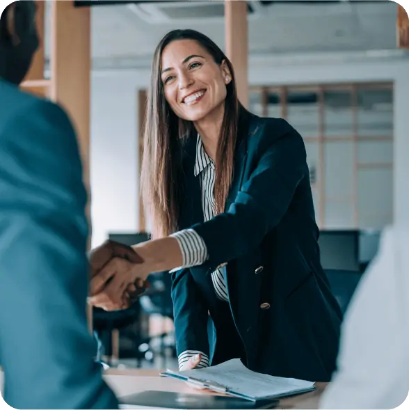 İş dünyasında anlaşma yapan iki kişi - Kiracı yönetimi ofis ortamı